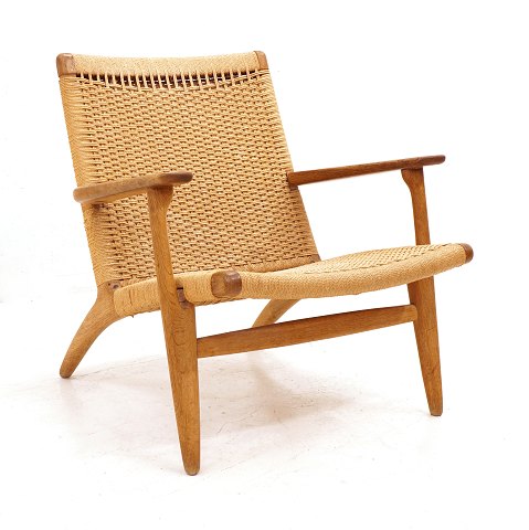 Hans J. Wegner: Lænestol i patineret eg med 
papirgarnsflet. Fremstillet hos Carl Hansen og med 
mærke herfra. Model CH25