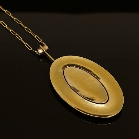 Bent Exner: Gilded pendant, sterlingsilver. 
Pendant: 4,5x10cm. Bracelet: 42cm