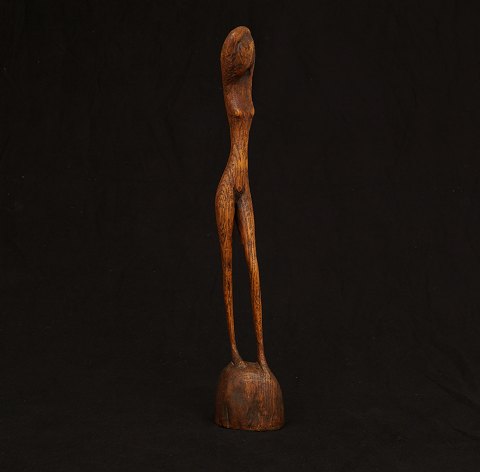 Grosse Otto P.-Figur: Frau. Holz. Signiert. H: 
48cm