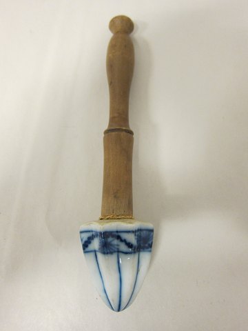 Lemon squeezer made of porcelain and with a handle of wood
This antique and rare lemon squeeze is made of porcelain and with the old blue 
onion decoration
L: 20cm, diam: 5cm