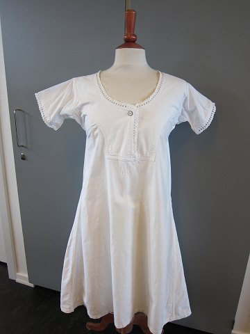 Shift / dress
An old shift with the beautiful emboidery hand made of monogram, gusset in the 
seam in the side and under the arms etc.
The antique, Danish linen and fustian is our speciality and we always have a 
large choice of shifts, babydress etc.