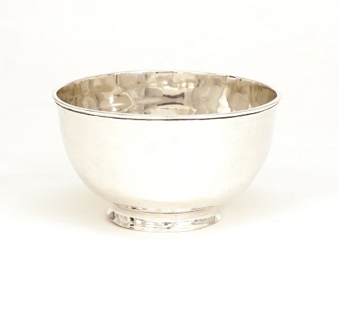 A small Empire silver bowl. Nicolai Christensen, 
Copenhagen, 1817
H: 8cm. D: 14cm. W: 249gr