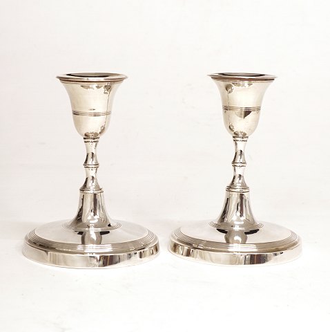 Andreas Holm, Copenhagen, 1771-1812: A pair of 
silver candlesticks. Dated 1797. H: 13,7cm. D fod: 
10,7cm. V: 614gr