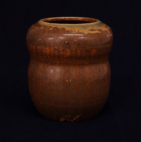 Patrick Nordström: Vase af stentøj med brun og 
grønlig glasur. Signeret og dateret 1924. H: 
14,5cm