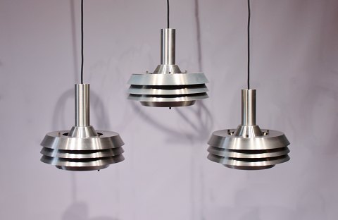 Sæt af 3 pendler med metal skærme og lakeret lilla indvendig fremstillet af 
Lyskær af dansk design fra 1960erne.
5000m2 udstilling.