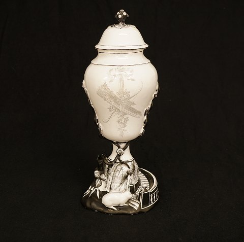 Grosse Kaninchenvase. Signiert und datiert 
Marieberg, Schweden, 1778. H: 35cm