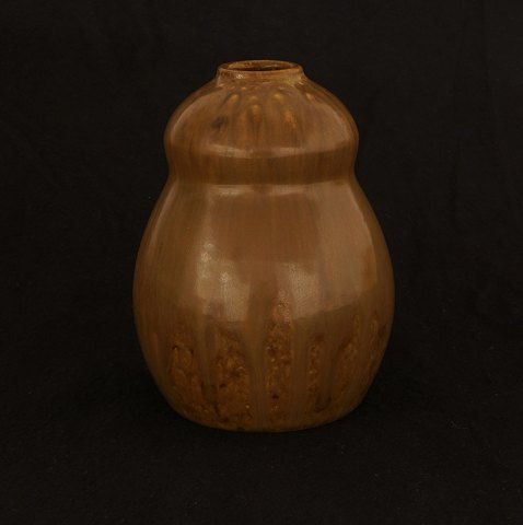 Patrick Nordström: Vase af glaseret stentøj i 
jordfarver. Signeret med monogram Dateret ISLE 
1924. H: 16,5cm