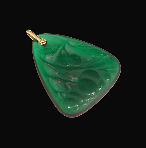 Rene Lalique for A. Dragsted: Vedhæng med 
skønvirke slibning. Øsken i 14kt guld. Mål: 
5x4,2cm