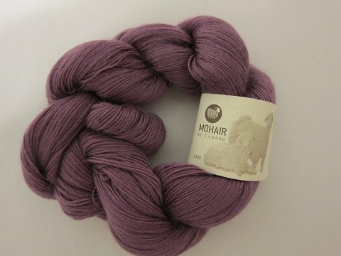 Kidmohair - 1-ply
Kidmohair is a natural product of a very high quality from the angora goat from 
South Africa
The colour shown is: Grape-coloured, Colourno 1104
1 ball of wool containing 50 grams
