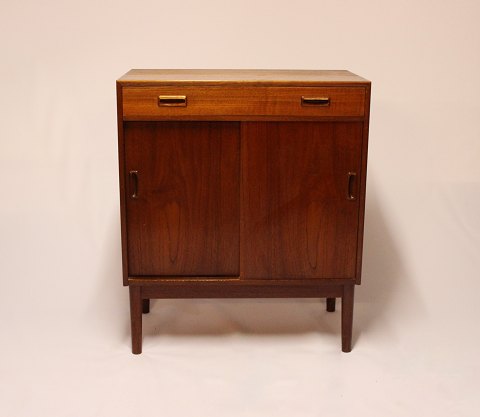 Sideboard with sliding doors in teak of danish design from the 1960s.
5000m2 showroom.