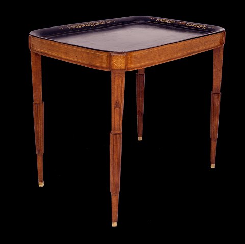 Spätgustavianischer Tabletttisch. Schweden um 
1800-20. H: 74cm. Tablett: 76x55cm