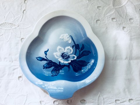 Bing&Grøndahl
Christmas rose
Flowers dish
#42A
*100 DKK