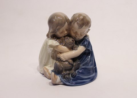 Royal Copenhagen porcelain figurine, two kids with a dog, no.: 707.
5000m2 showroom.
