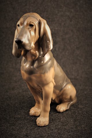 Porcelæns figur af Blod hund fra Royal Copenhagen.
22,5cm.
dek.nr.1322.