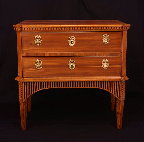 Louis XVI-kommode i pæretræ. Altona ca. år 
1780-1800. H: 79,5cm. Plade: 51x84cm