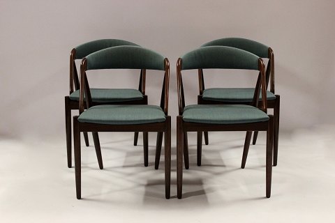 Et sæt af fire spisestuestole, model 31, designet af Kai Kristiansen i 1956 og 
fremstillet hos Schou Andersen i 1960erne.
5000m2 udstilling.
