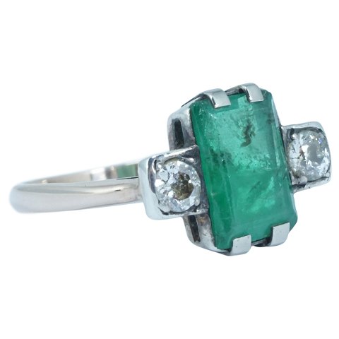 Ring of 14k gold set with an emerald and diamonds