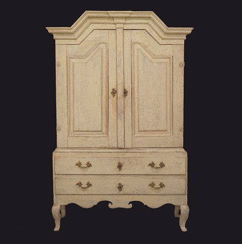 Originaldekoreret barok skab. Sverige ca. år 1750. 
H: 193cm. B: 127cm. D: 43cm