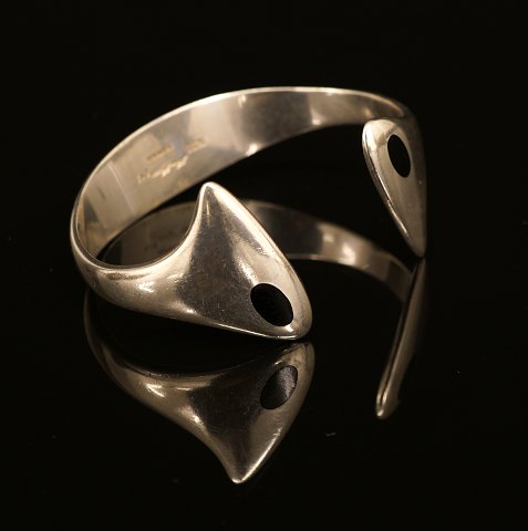 Hans Hansen: Armring i sterling sølv. Mål: 
6,2x5,3cm. V: 41,8gr