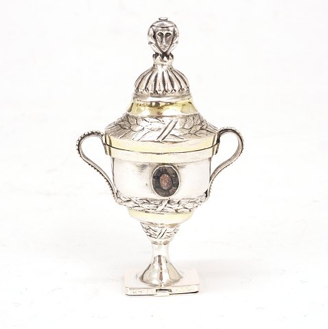 Hans Jacob Balzer. Flensburg, 1836-?: Riechdose 
aus Silber. Gestempelt. H: 11cm. G: 58,7gr