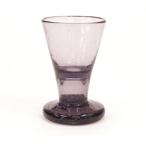 Norsk frimurerglas med mørkviolet sats. 
Nøstetangen Glasværk ca. år 1770. H: 10,2cm