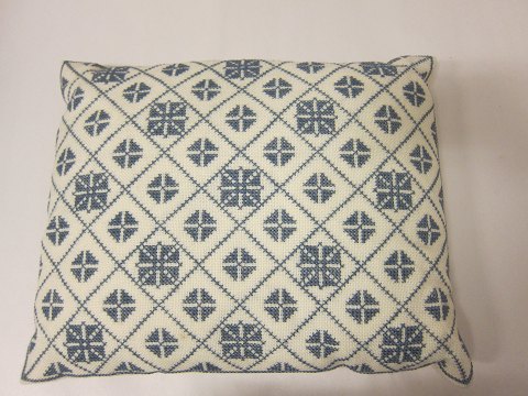 Cushion, with handmade embroidery with cross stiches 
Measure: 30cm x 35cm
In a very good condition