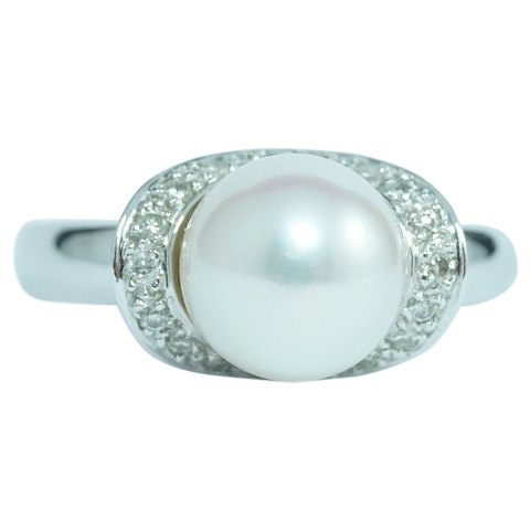 A brillant ring of 18k white gold with a pearl