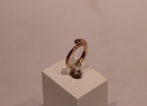 Forgyldt 925 sterling ring med zirkon af Christina Smykker.
5000m2 udstilling.