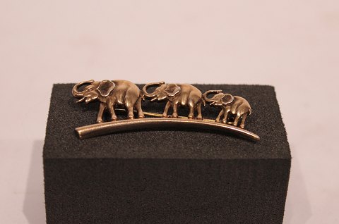 Brooch with elephant motif, stamped Greenol Eneret, of 830 silver.
5000m2 showroom.
