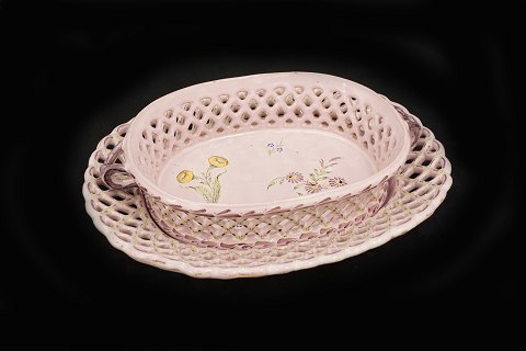 An 18th century basket of faience. Signed 
Rörstrand, Sweden, circa 1765. H: 8cm. 27,5x24cm