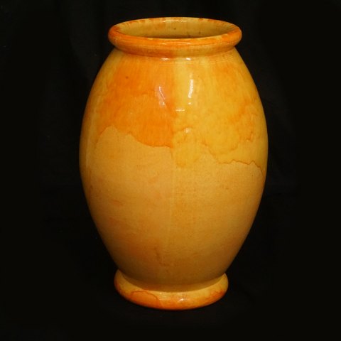 Svend Hammershøi für Werkstatt Kählers. Grosse 
Vase Uranglasur. Signiert. H: 56cm