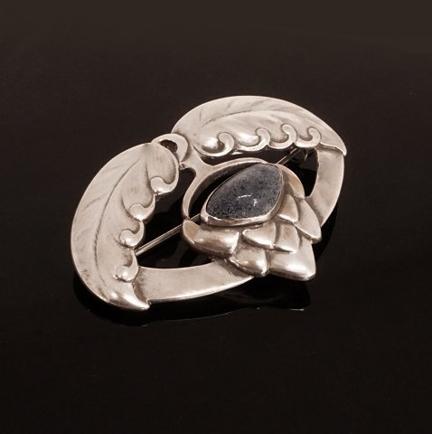 Georg Jensen broche med lapis. Perioden 1904-08. 
Stemplet Georg Jensen. #29. Mål: 3,6x5,5cm