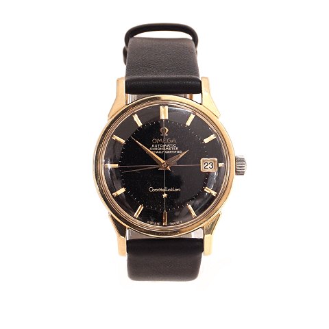 Omega Constellation Automatic. Sort skive i flot 
stand. Forgyldt kasse. Ref. 168.005. Årgang 1966. 
Caliber 564. D: 34mm. Leveres med ny, uoriginal 
rem