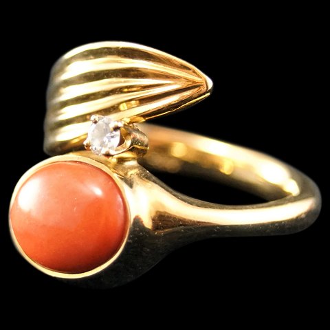 Ole Lynggaard; A ring of 14k gold with a coral and a diamond