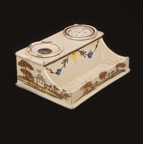 A polychrom decorated writing set, faience. 
Gudumlund, Denmark, circa 1810. H: 6,5cm. L: 
16,5cm