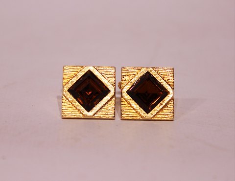 Gilded cufflinks with dark brown stones.
5000m2 showroom.