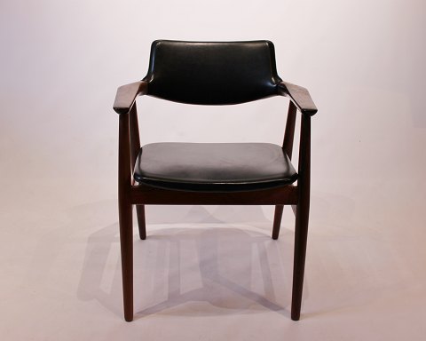 Armchair in rosewood and black leather designed by Erik Kirkegaard from the 
1960s.
5000m2 showroom.