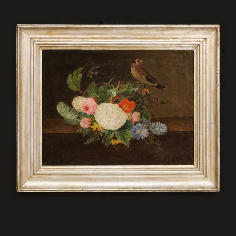 Blomstermaleri med motiv i form af buket på bord 
med vase og fugl. Olie på lærred. Danmark ca. år 
1830. Lysmål: 27x36cm. Med ramme: 39x48cm