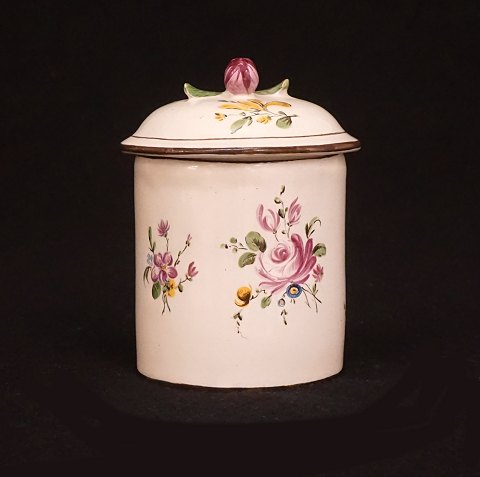 A lidded faience jar. Signed Marieberg, Sweden, 
1771. H: 9cm