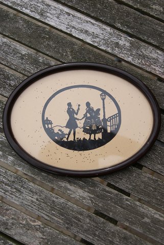 Silhouette clip in oval mahogany frame, romantic scene at lamp post