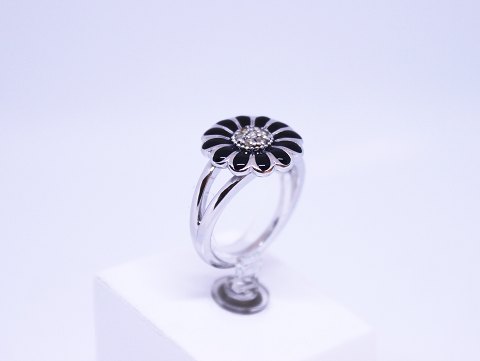 Sort Marguerit ring af Christina Smykker i 925 sterling sølv.
5000m2 udstilling.
