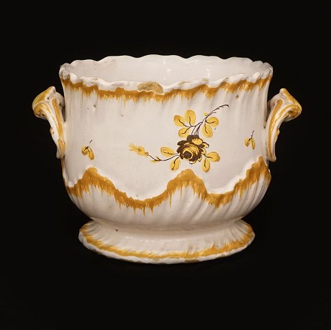 Gelb dekorierter Weinkühler aus Fayence. Signiert, 
Rörstrand, Schweden, 14.10.1773. H: 12,6cm