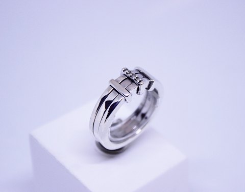 Three part ring of 925 sterling silver with clear stones.
5000m2 showroom.
