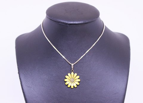 Daisy pendant of 925 sterling silver and light yellow enamel.
5000m2 showroom.

