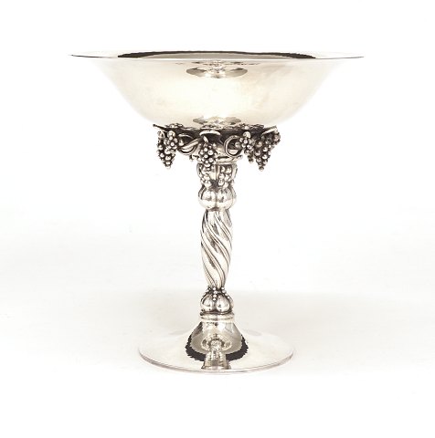 A Georg Jensen sterlingsilver grape tazza. #263B. 
H: 19cm. D: 18,4cm. W: 600gr