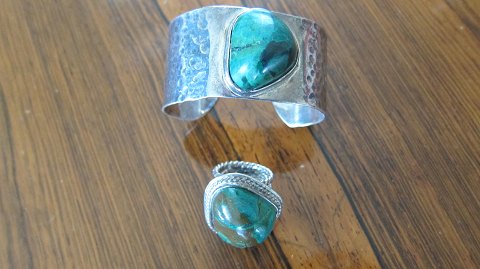 Arm ring made of "hammer stroken" silver with a beautiful green stone ,- a very 
beautiful and personable arm ring / Bracelet 
Please note the good "hammer work" made by hand by the silversmith
Inner diam: 6cm, W: 3,1cm