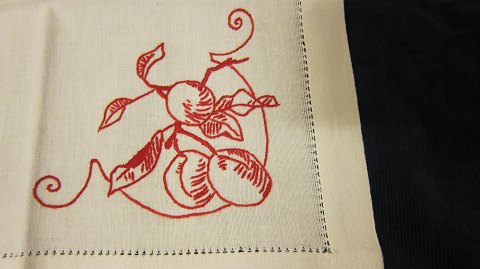 Napkins/serviettes with red embroidery
The embroidery is made by hand and it is from the time when it was of 
naturalness to sit with a needle and the yarn
33cm x 33cm
We have 3 identical
The antique, Danish linen and fustian is our speciality