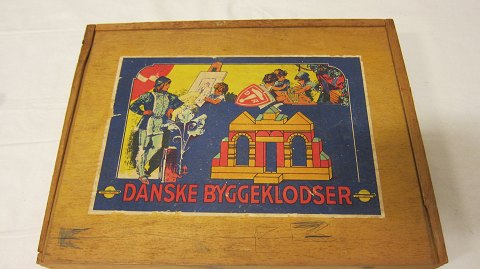 For collectors, children and grown-ups:
"Danske byggeklodser" (Danish buildingblocks), real retro
The big box of wood containing the old Danish buildingblocks made of wood
The complete, original box with all the blocks
L: 30cm
w: 23cm
H: 5cm
