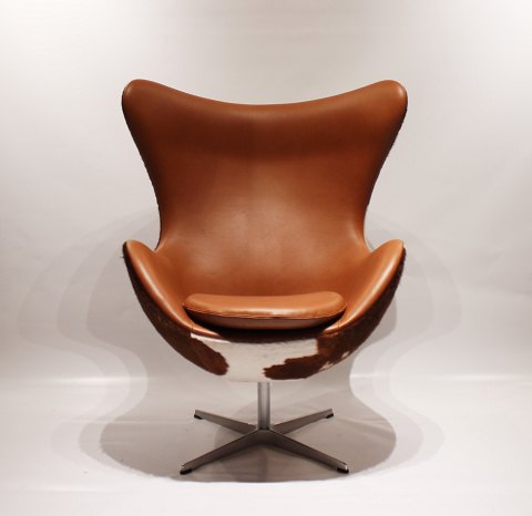 Ægget, model 3316, jubilæumsmodel designet af Arne Jacobsen i 1958 og 
fremstillet af Fritz Hansen i 1980erne.
5000m2 udstilling.