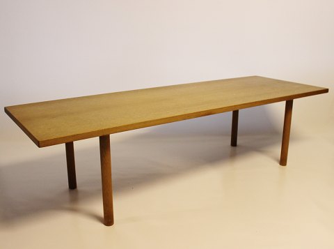 Coffee table in soap treated oak by Hans J. Wegner and Andreas Tuck, 1960s.
5000m2 showroom.